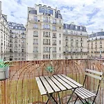Appartement Lumineux Avec Balcon En Plein Paris