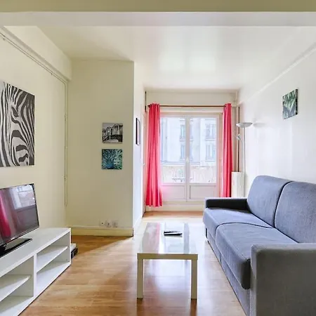 Lumineux Avec Balcon En Plein Apartment Paris