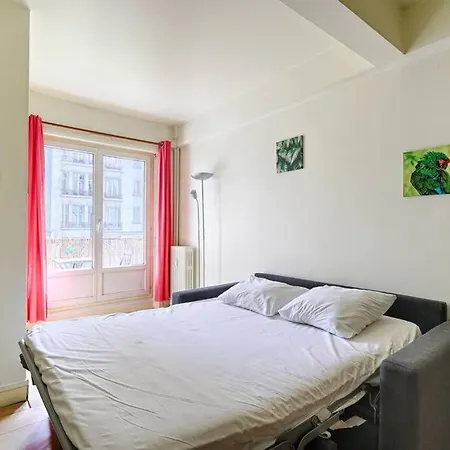 Lumineux Avec Balcon En Plein Apartment Paris